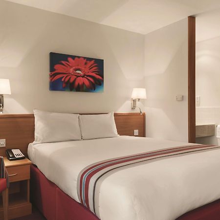 Ramada By Wyndham Cambridge Hotel Fen Drayton Buitenkant foto