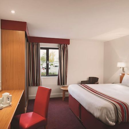 Ramada By Wyndham Cambridge Hotel Fen Drayton Buitenkant foto