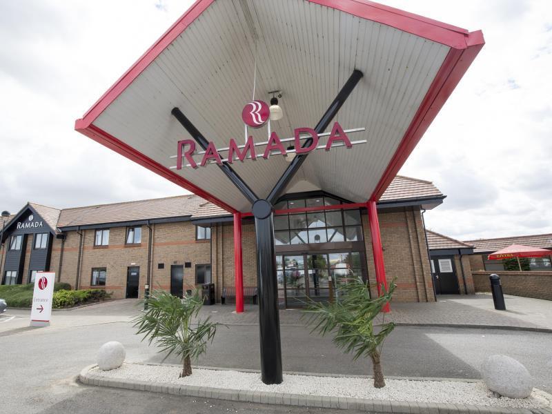 Ramada By Wyndham Cambridge Hotel Fen Drayton Buitenkant foto