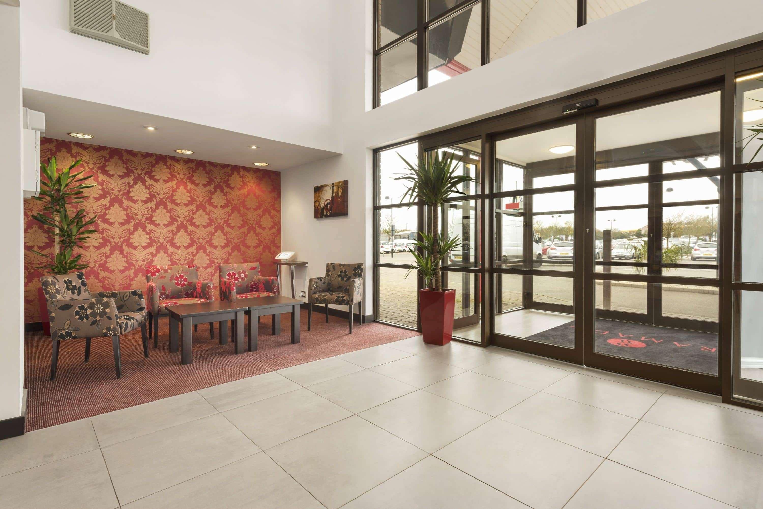 Ramada By Wyndham Cambridge Hotel Fen Drayton Buitenkant foto