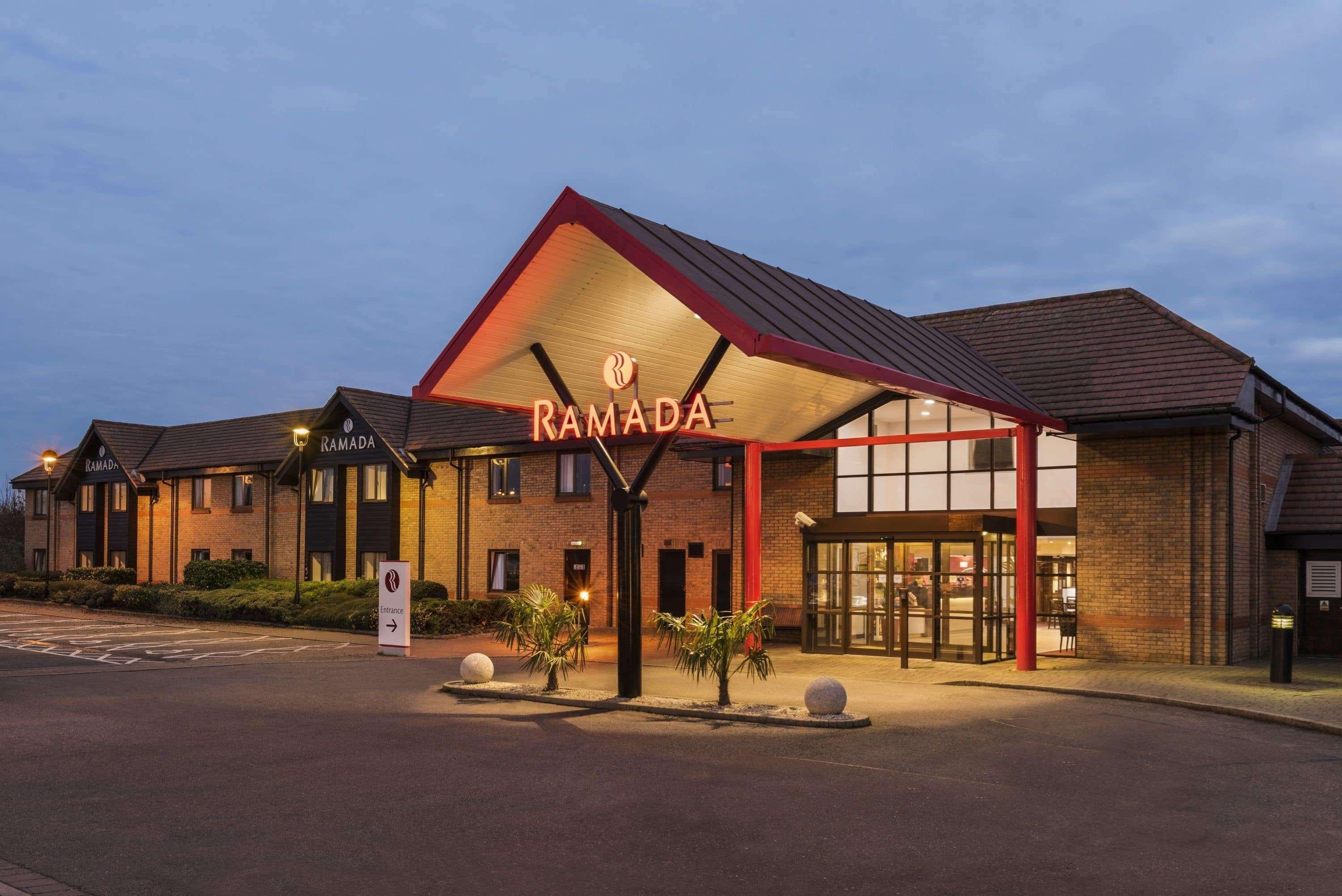 Ramada By Wyndham Cambridge Hotel Fen Drayton Buitenkant foto