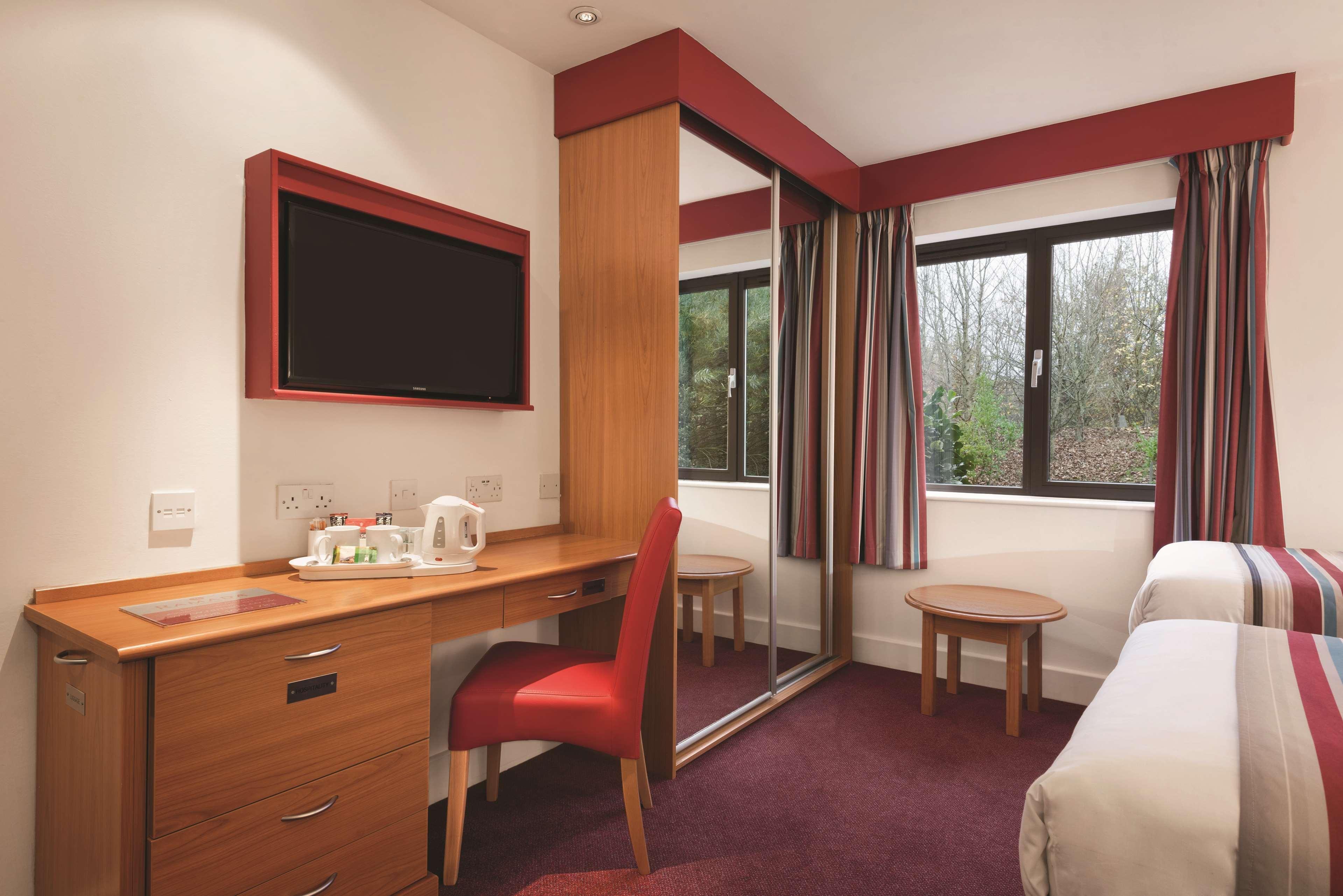 Ramada By Wyndham Cambridge Hotel Fen Drayton Buitenkant foto