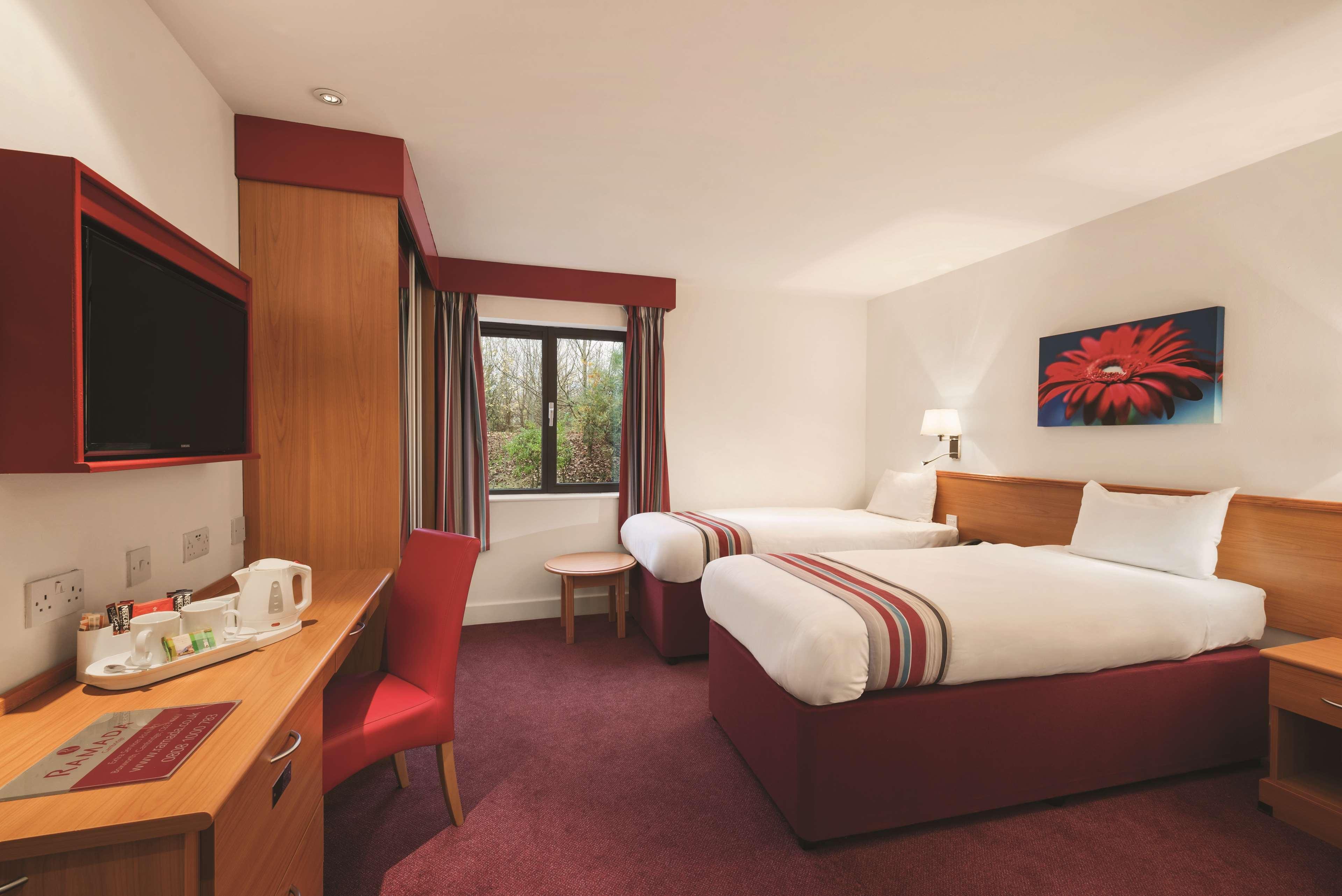 Ramada By Wyndham Cambridge Hotel Fen Drayton Buitenkant foto