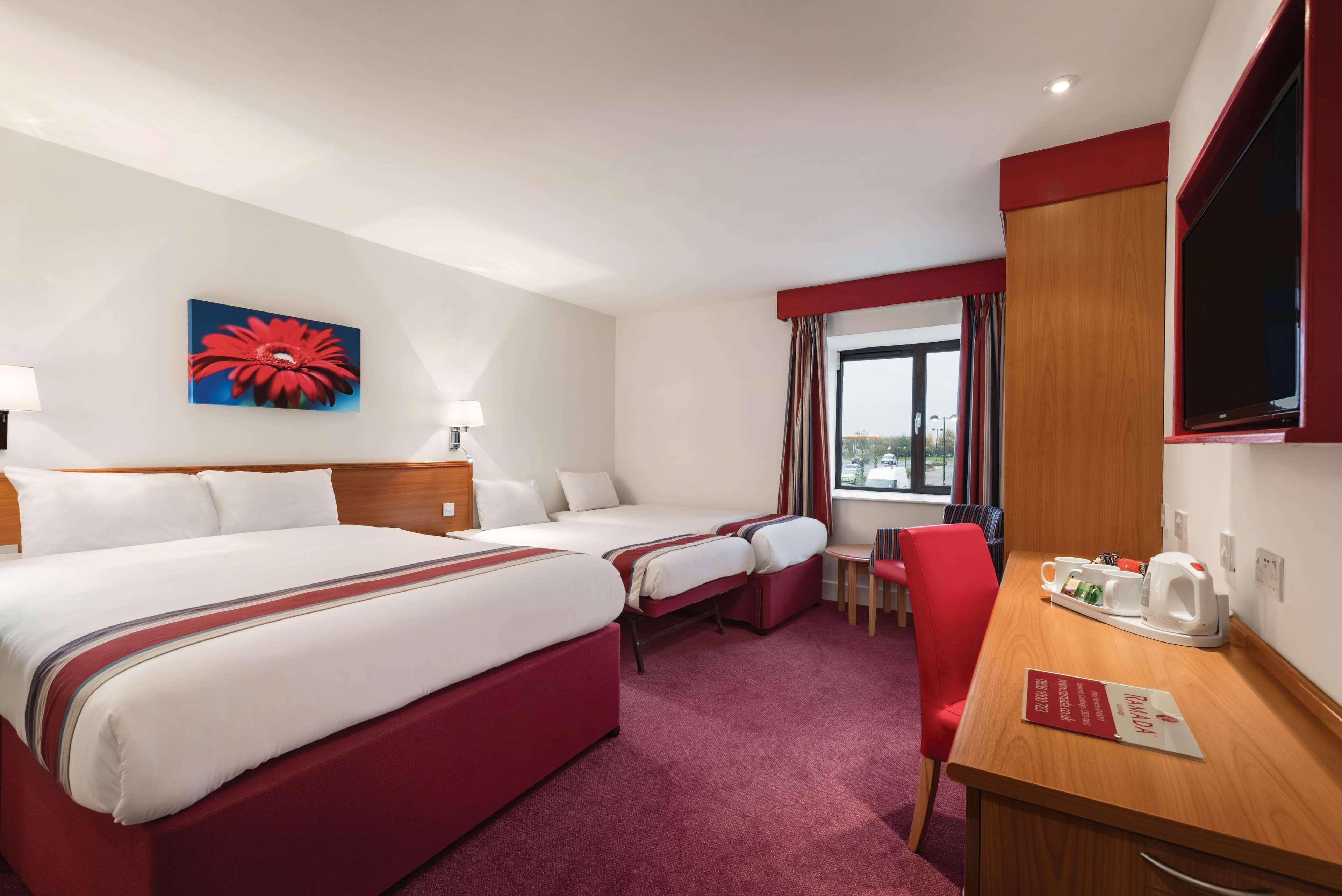 Ramada By Wyndham Cambridge Hotel Fen Drayton Buitenkant foto