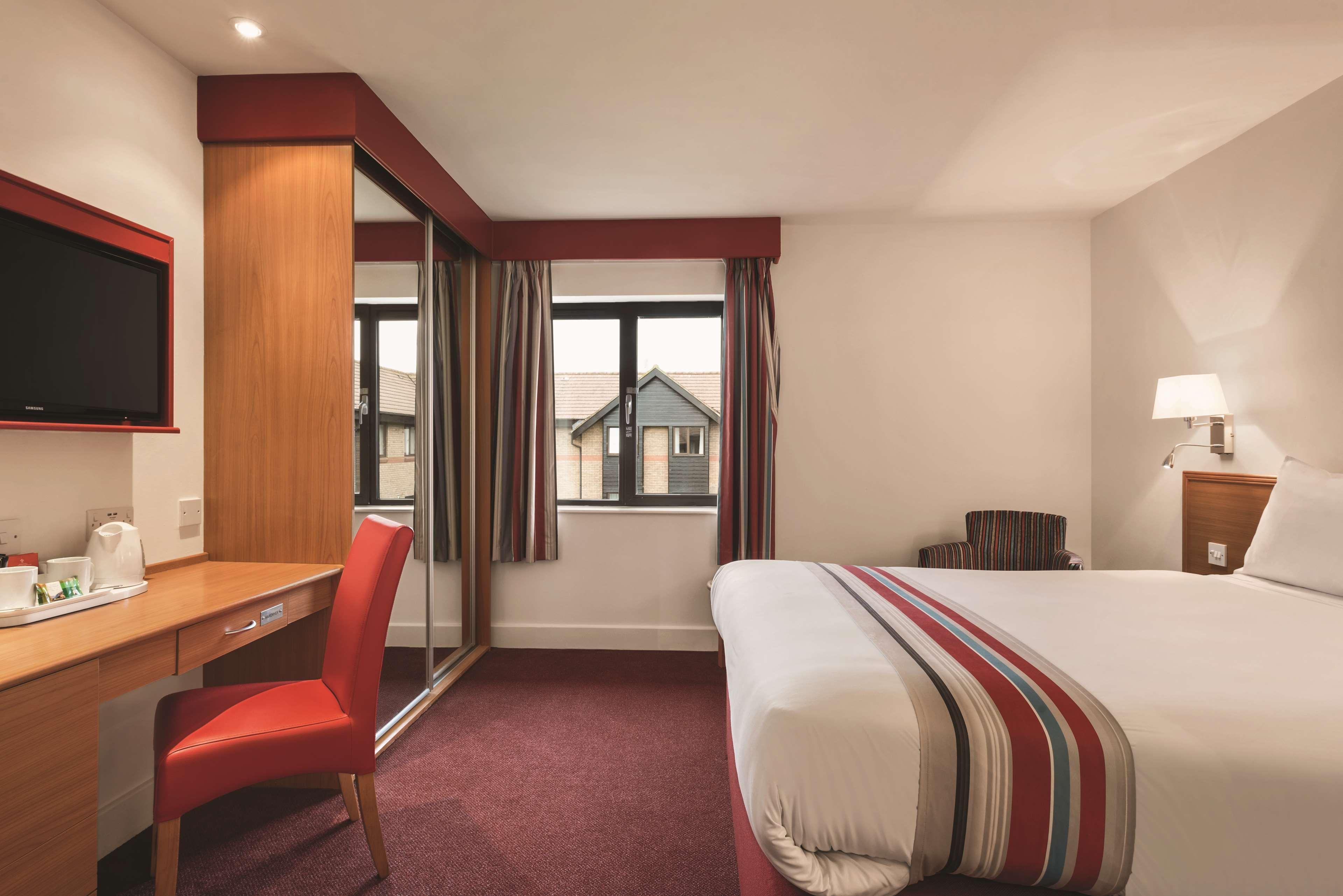 Ramada By Wyndham Cambridge Hotel Fen Drayton Buitenkant foto