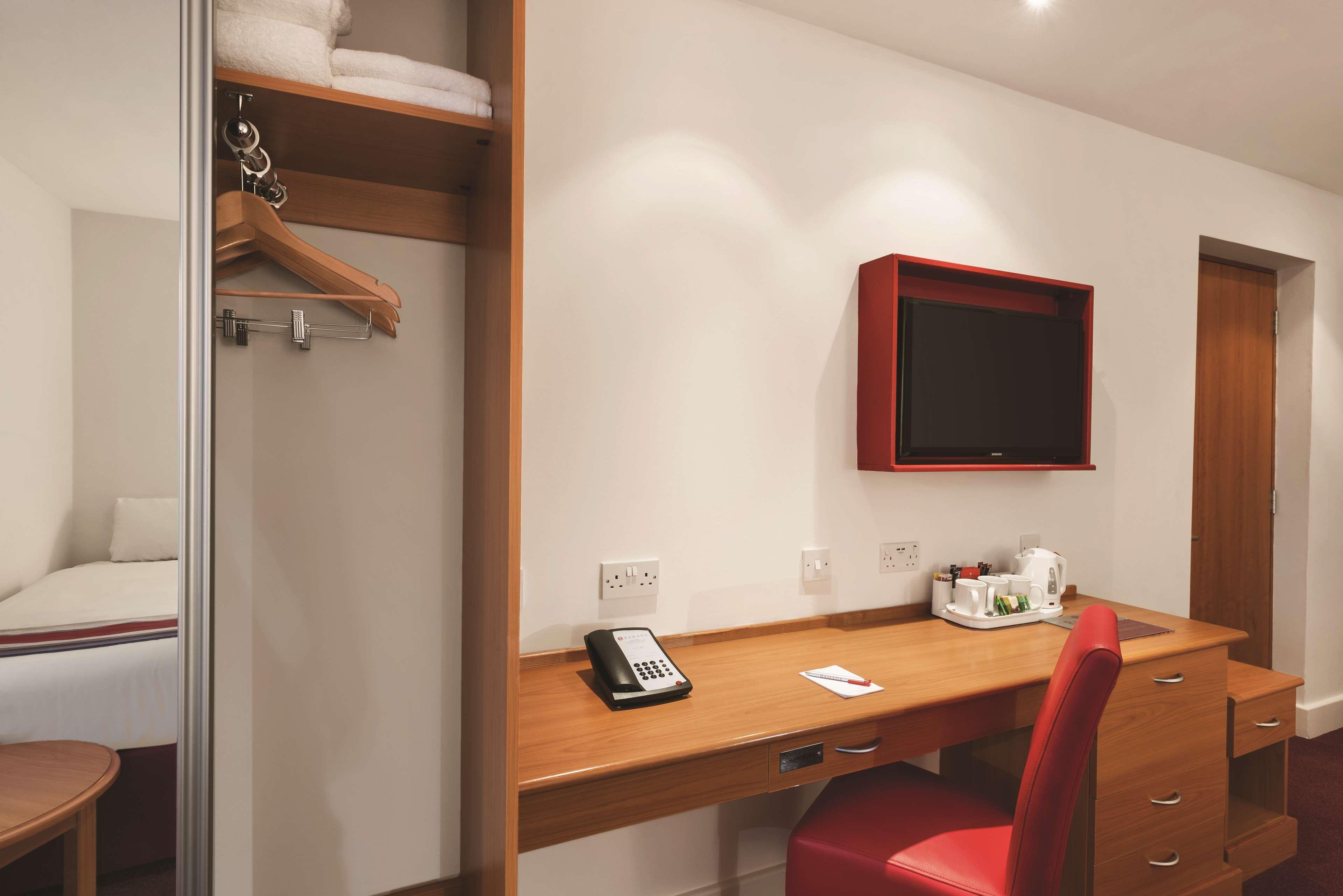 Ramada By Wyndham Cambridge Hotel Fen Drayton Buitenkant foto