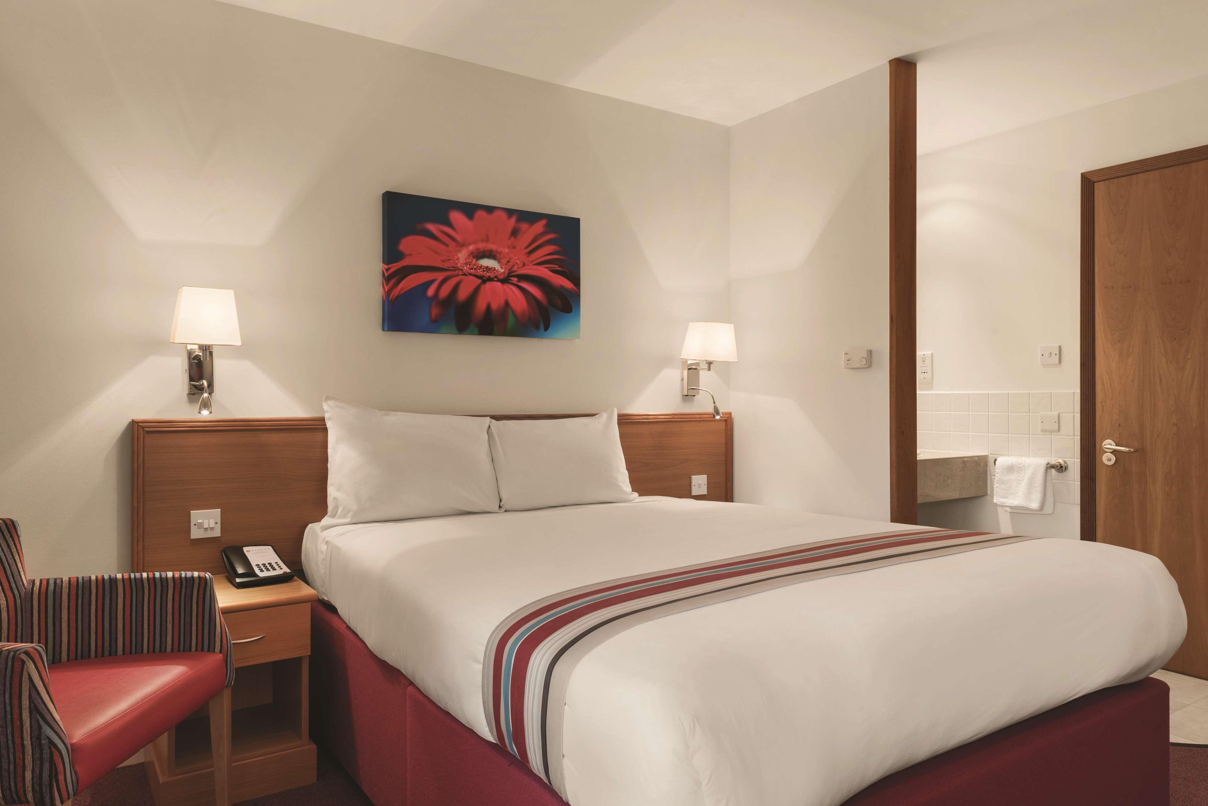 Ramada By Wyndham Cambridge Hotel Fen Drayton Buitenkant foto