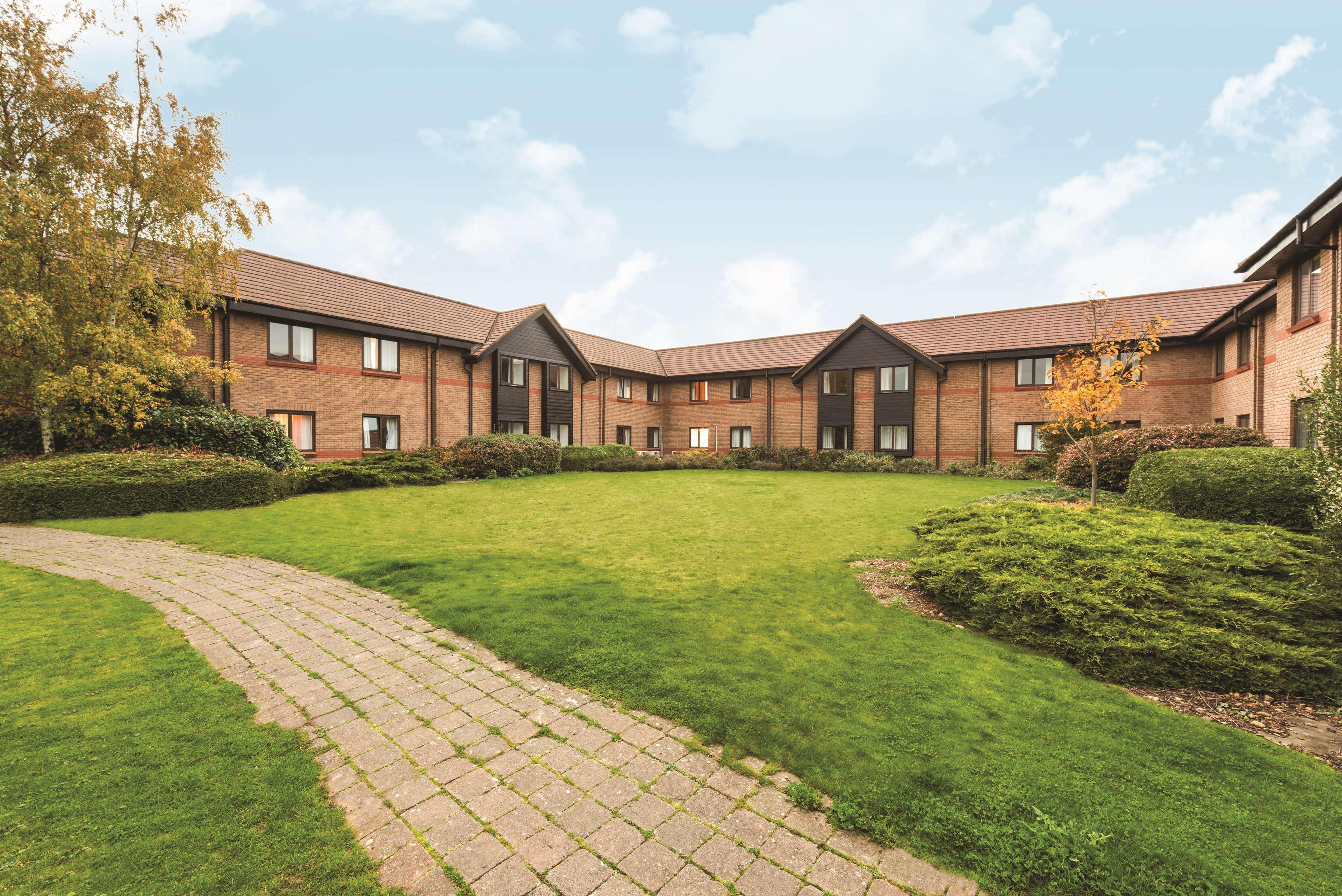 Ramada By Wyndham Cambridge Hotel Fen Drayton Buitenkant foto